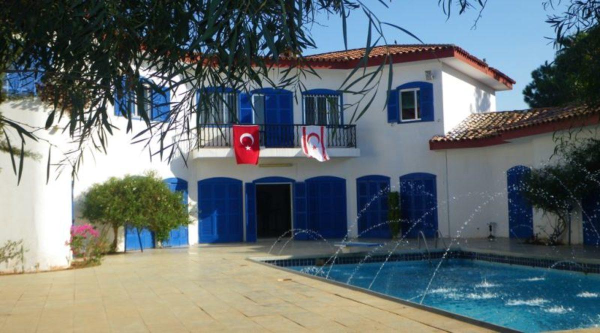 Kıbrıs’ın Her Yerini Görebilen Fakat Hiçbir Yerinden Görülemeyen Enteresan Yapı: Mavi Köşk