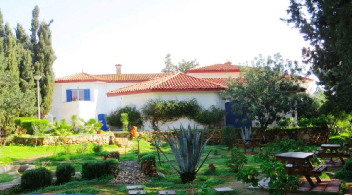 Kıbrıs’ın Her Yerini Görebilen Fakat Hiçbir Yerinden Görülemeyen Enteresan Yapı: Mavi Köşk