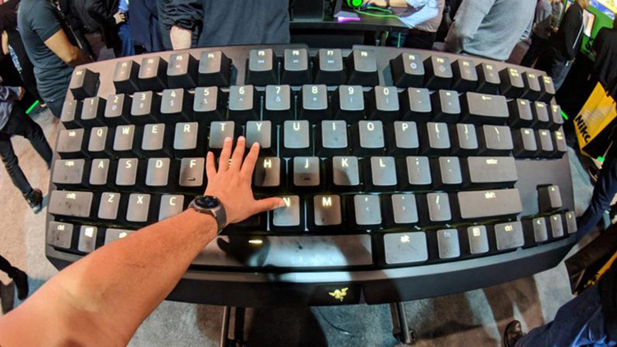 Razer CES 2018 İçin Masa Büyüklüğünde Bir Mekanik Klavye Üretti!