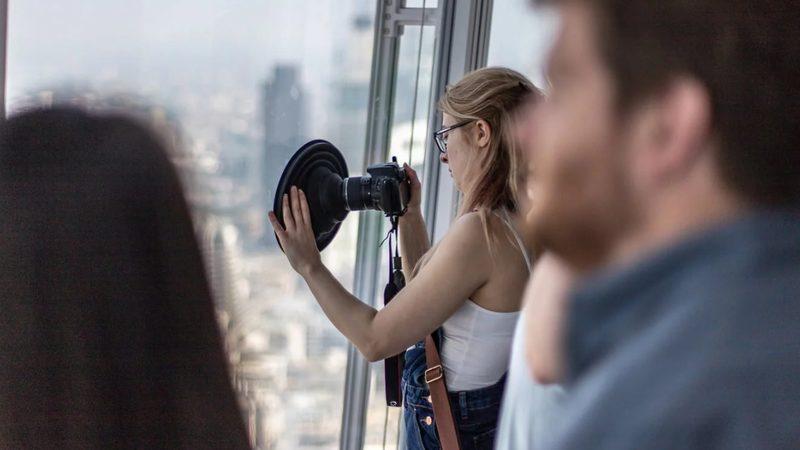 Fotoğraf Çekerken Camdan Yansıyan Işığı Engelleyen Lens Başlığı