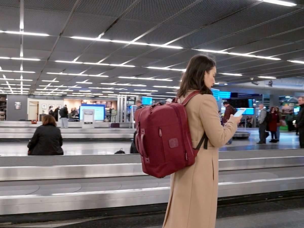 Uçak Yolculuklarında Bagaj Ücreti Ödemekten Usanan İki Yolcunun Çakalca Tasarladıkları Sırt Çantası!