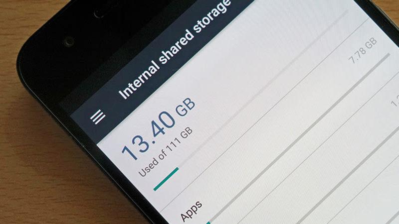 Eskiden Bilgisayarların İşletim Sistemleri 1 GB Yer Kaplarken, Telefonlarda Bu Sayı Neden 10 GB’a Kadar Çıkıyor?