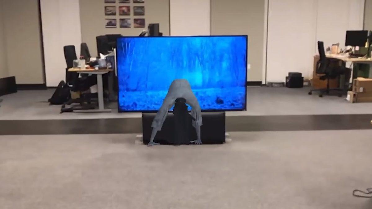 Halka Filmindeki Efsanevi ’TV’den Çıkan Kız’ Sahnesini Bir de Arttırılmış Gerçeklik ile İzleyin!