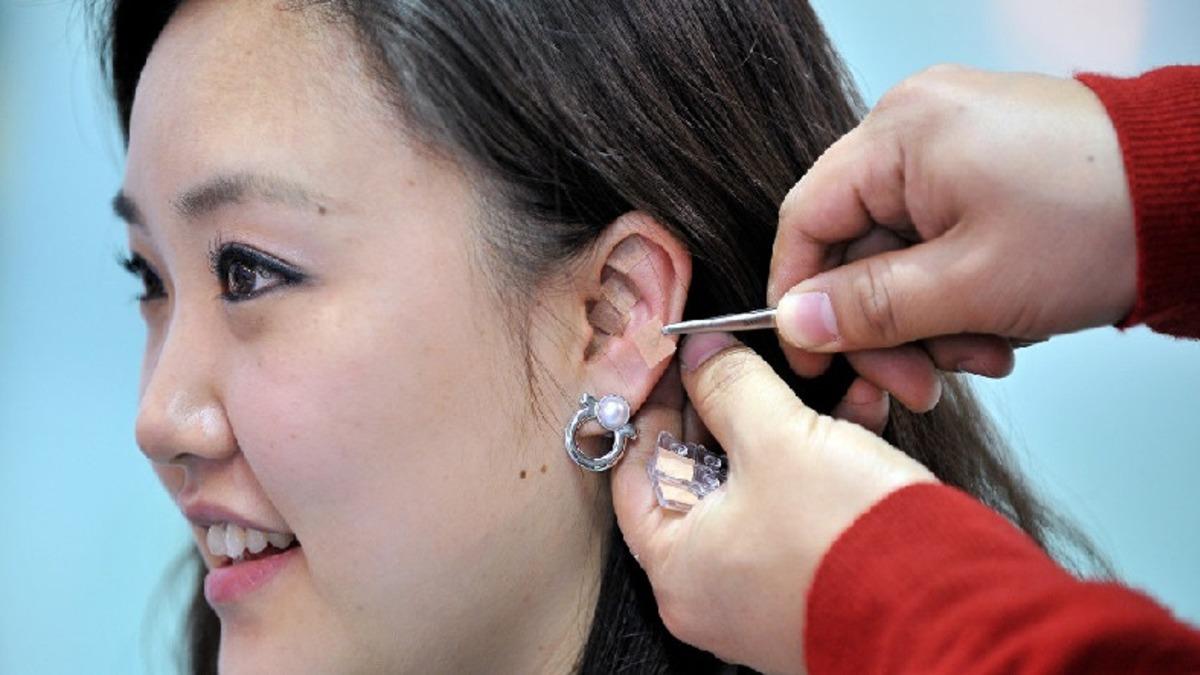 Bazı İnsanların Kulaklarında Doğuştan Bulunan Delikler Ne Anlama Geliyor?