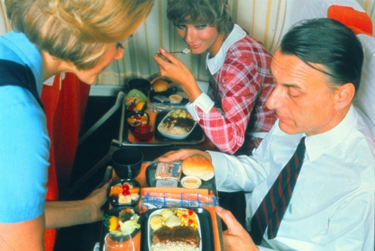 50-60 Yıl Önce Uçaklarda İkram Edilen Yemekleri Gösteren 15 Etkileyici Fotoğraf