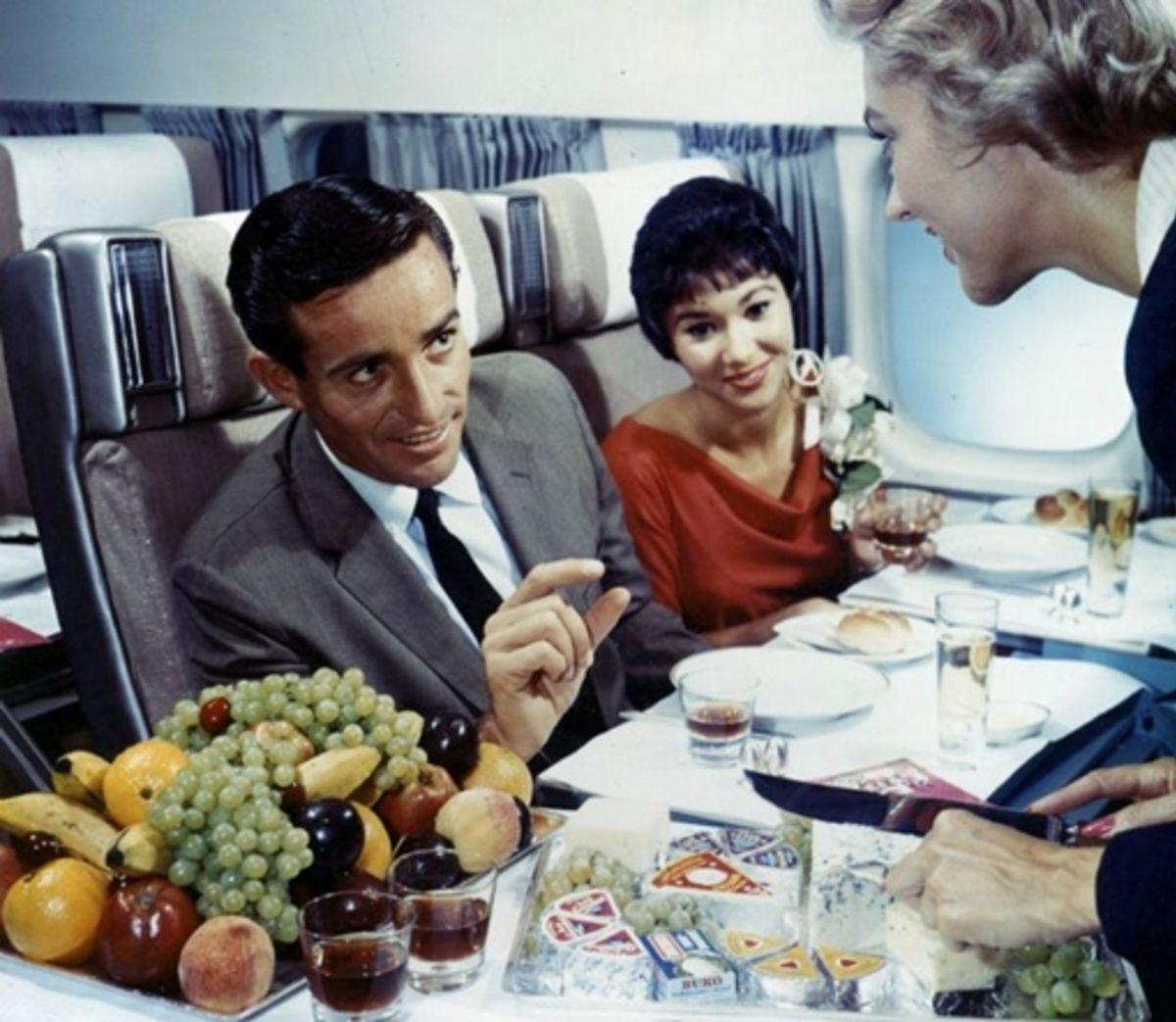 50-60 Yıl Önce Uçaklarda İkram Edilen Yemekleri Gösteren 15 Etkileyici Fotoğraf