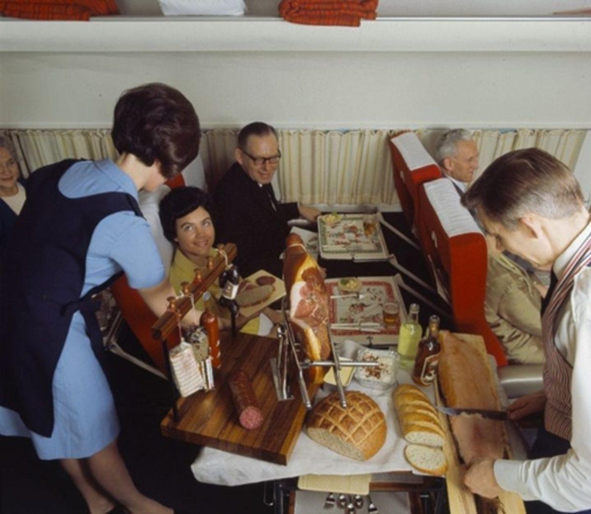 50-60 Yıl Önce Uçaklarda İkram Edilen Yemekleri Gösteren 15 Etkileyici Fotoğraf