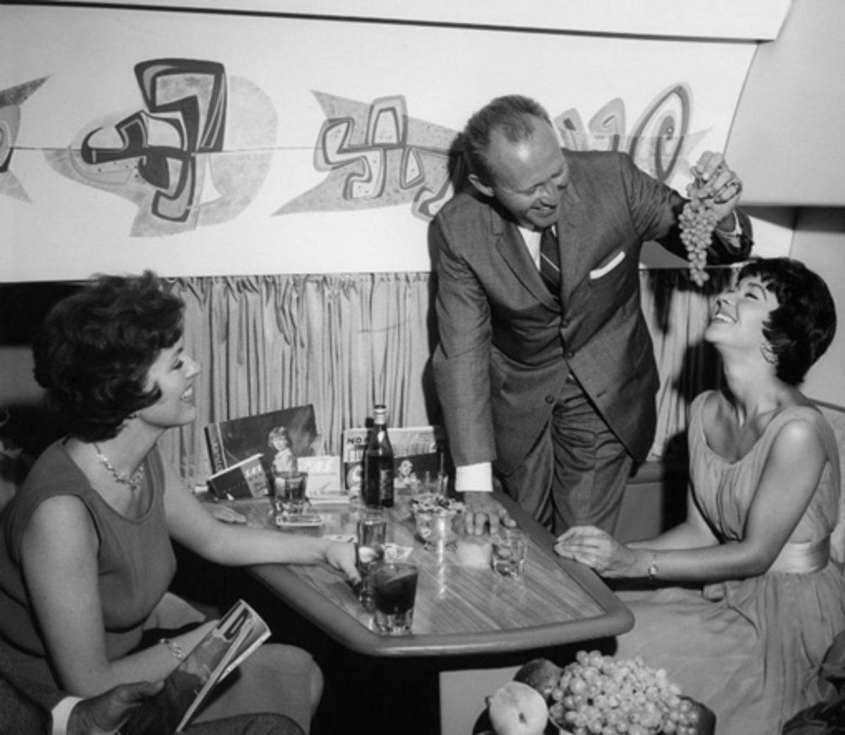 50-60 Yıl Önce Uçaklarda İkram Edilen Yemekleri Gösteren 15 Etkileyici Fotoğraf