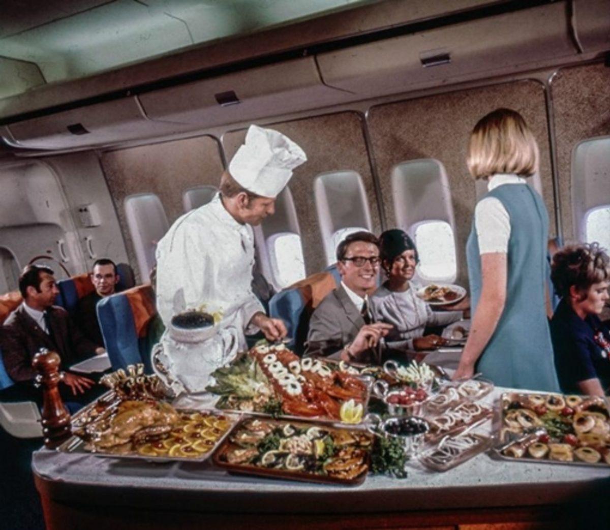 50-60 Yıl Önce Uçaklarda İkram Edilen Yemekleri Gösteren 15 Etkileyici Fotoğraf