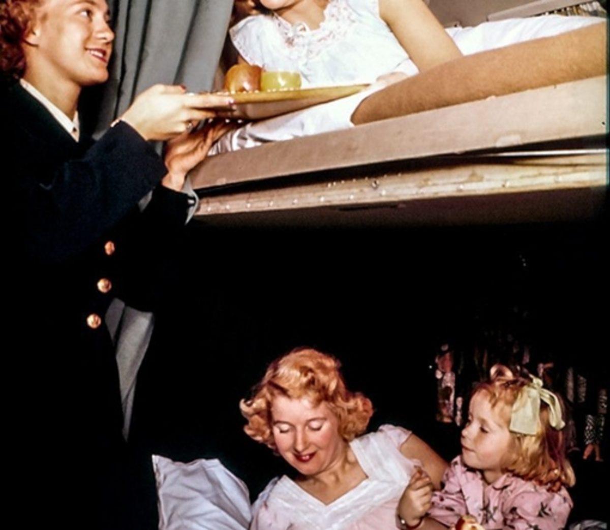 50-60 Yıl Önce Uçaklarda İkram Edilen Yemekleri Gösteren 15 Etkileyici Fotoğraf