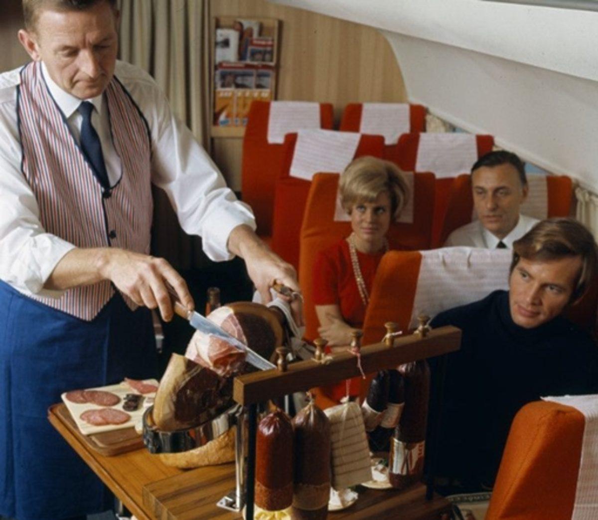 50-60 Yıl Önce Uçaklarda İkram Edilen Yemekleri Gösteren 15 Etkileyici Fotoğraf