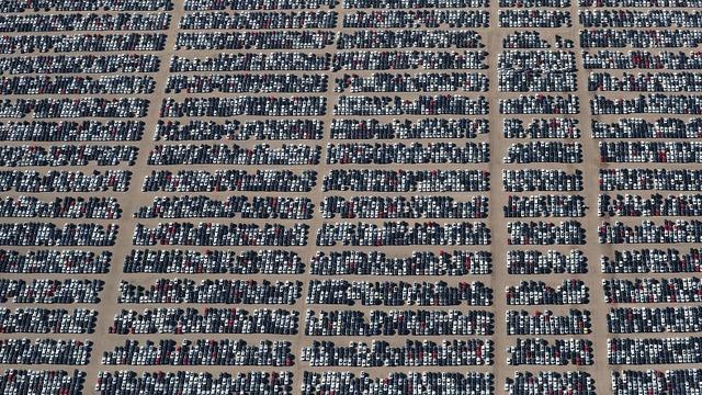 Yüzbinlerce Volkswagen Aracı, Kaliforniya’da Bir Çölde Bekletiliyor