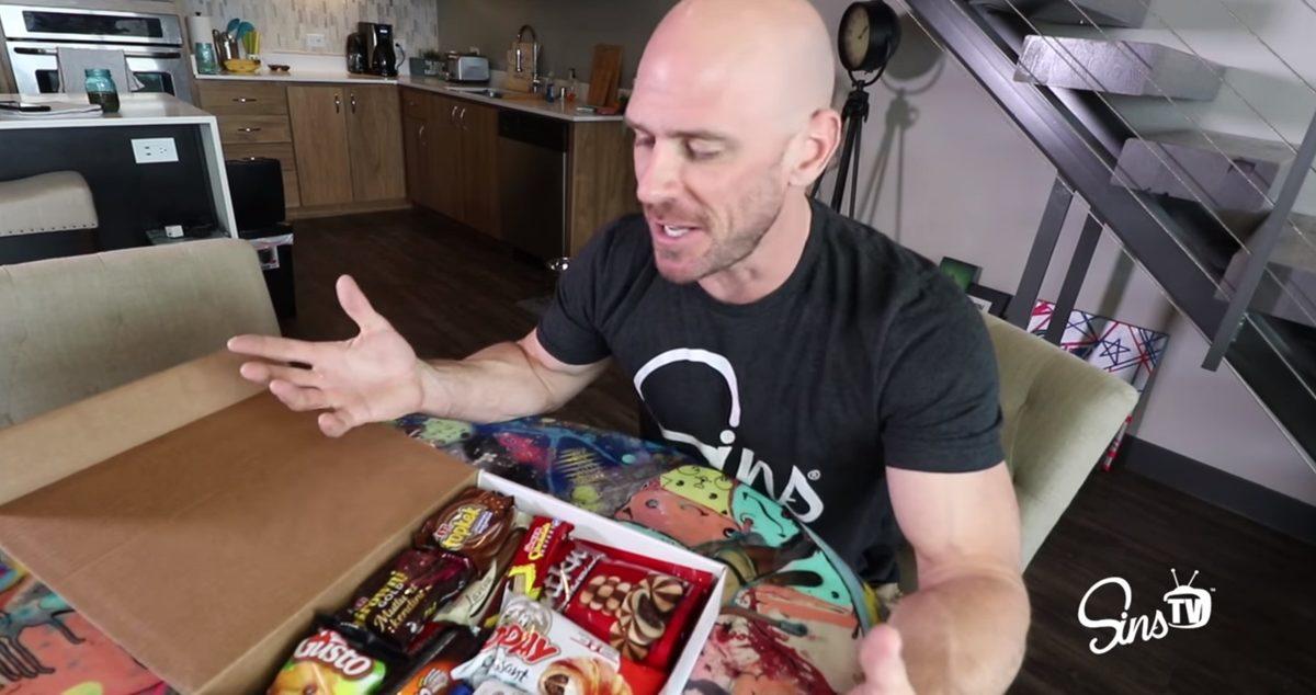 Türk Erkeklerinin İkonu Johnny Sins, YouTube’da Türkiye’nin Abur Cuburlarını Tattı