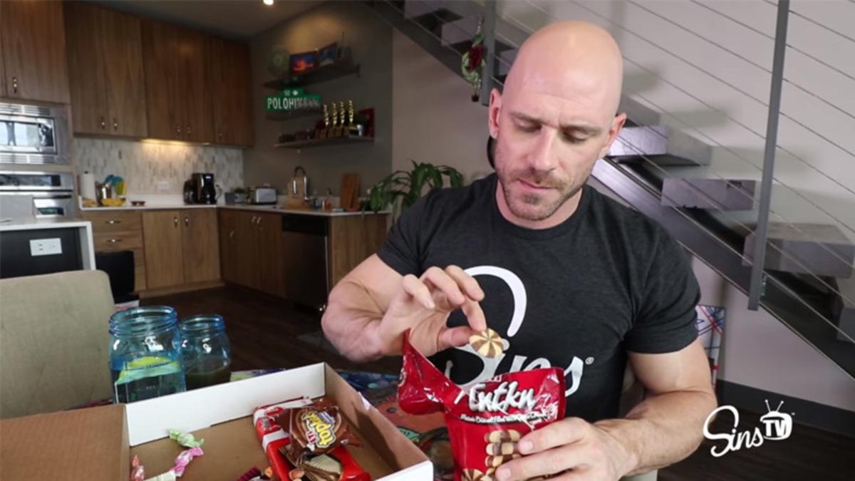 Türk Erkeklerinin İkonu Johnny Sins, YouTube’da Türkiye’nin Abur Cuburlarını Tattı