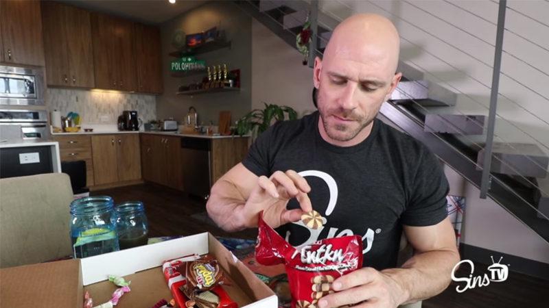 Türk Erkeklerinin İkonu Johnny Sins, YouTube’da Türkiye’nin Abur Cuburlarını Tattı