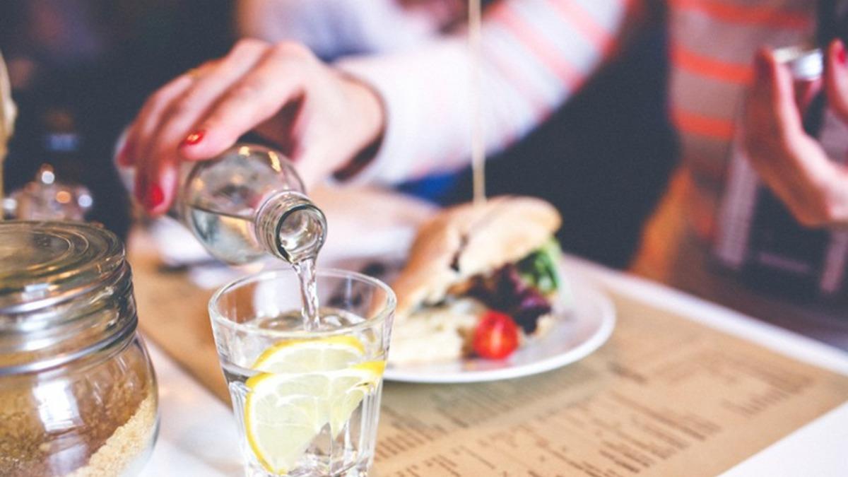 Yemek Yerken Su İçmek Zararlı mı?