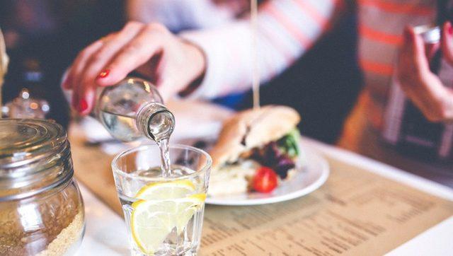 Yemek Yerken Su İçmek Zararlı mı?