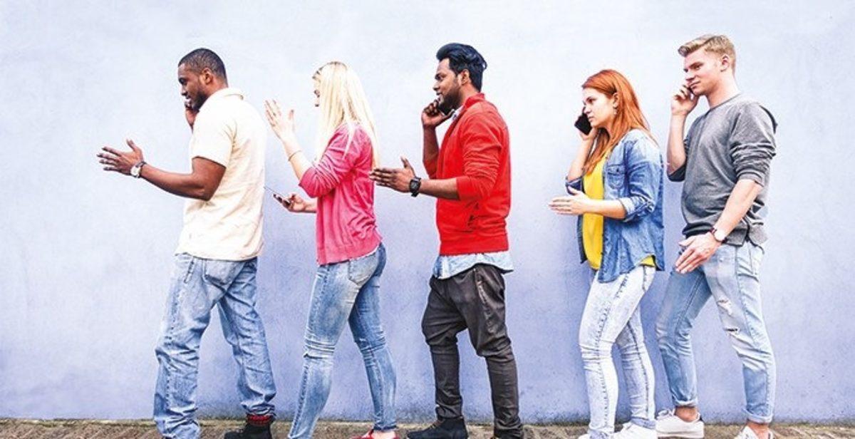 Kimi İnsanların, Telefonla Konuşurken Yerinde Duramayıp Sürekli Yürümesinin Sebebi Nedir?