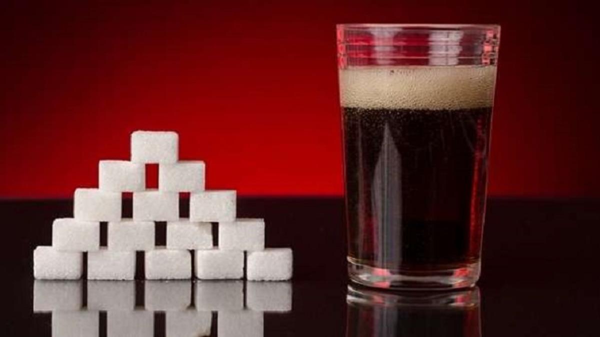 Kola İçmenin Vücudumuza Etkisini Göstermek İçin Her Gün 10 Kutu Kola İçen Adam