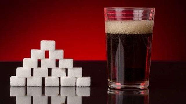 Kola İçmenin Vücudumuza Etkisini Göstermek İçin Her Gün 10 Kutu Kola İçen Adam