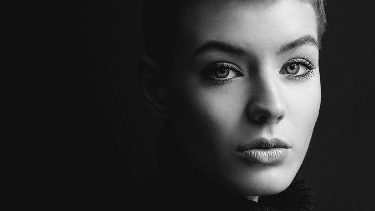 Aynada Muhteşem Görünmemize Rağmen, Neden Fotoğraflarda Şebek Gibi Çıkarız?