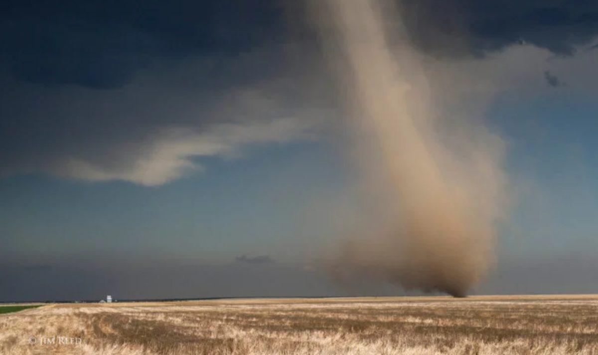 Hayatının Fotoğrafını Çekmek İçin Kasırga Peşinde Koşan Adam