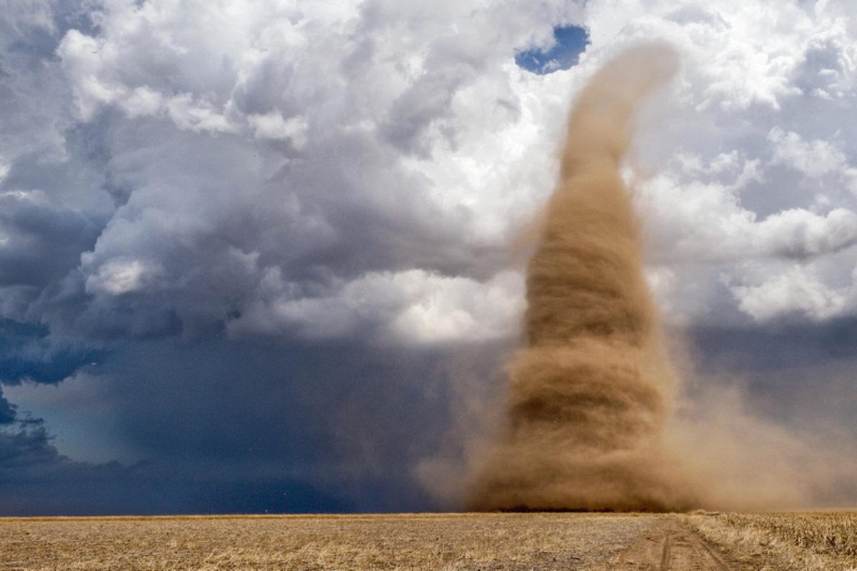 Hayatının Fotoğrafını Çekmek İçin Kasırga Peşinde Koşan Adam