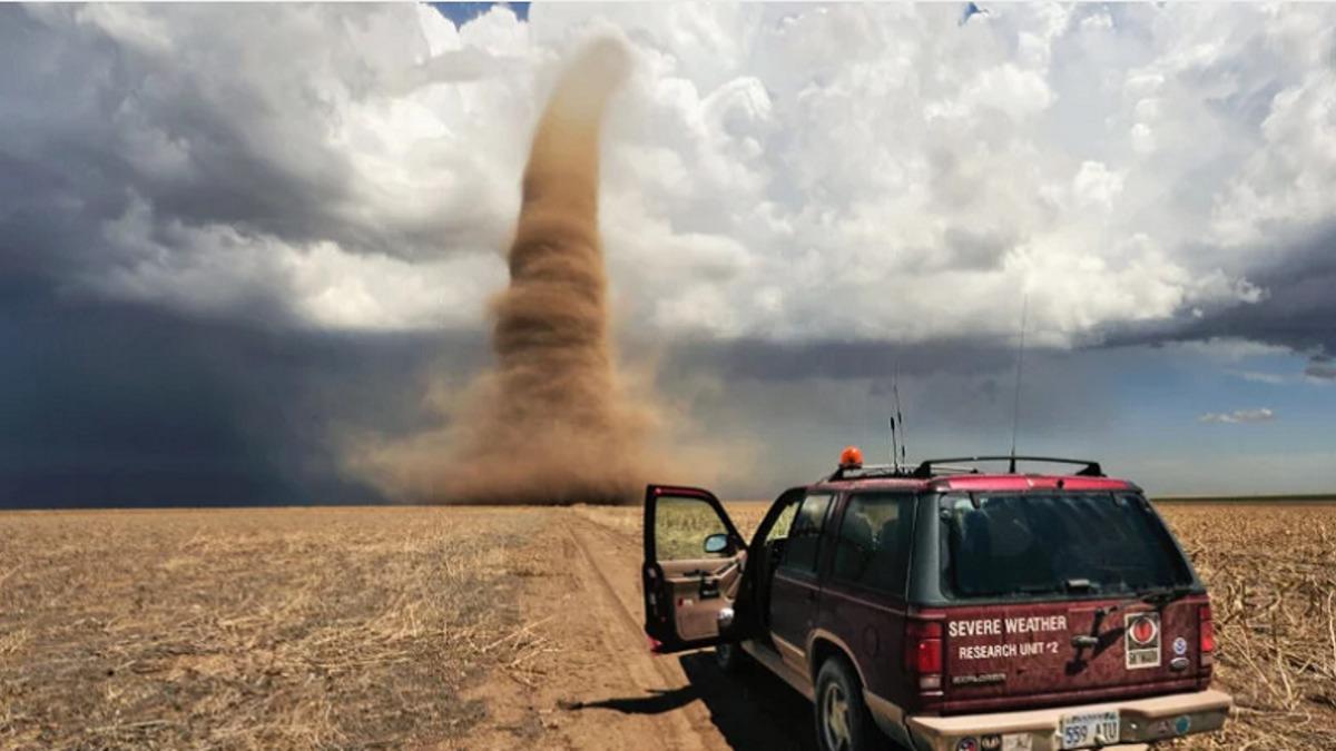 Hayatının Fotoğrafını Çekmek İçin Kasırga Peşinde Koşan Adam