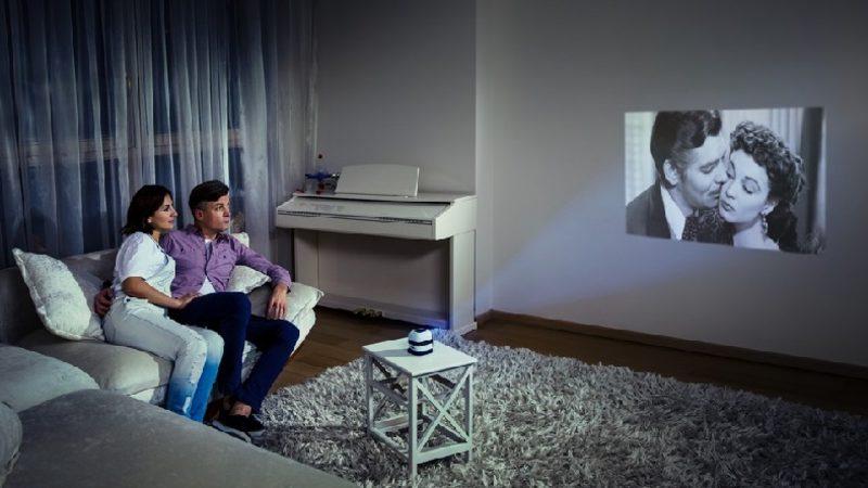 Bu Projektörle Sevdiğiniz Diziyi Tavana Bile Yansıtabilirsiniz!