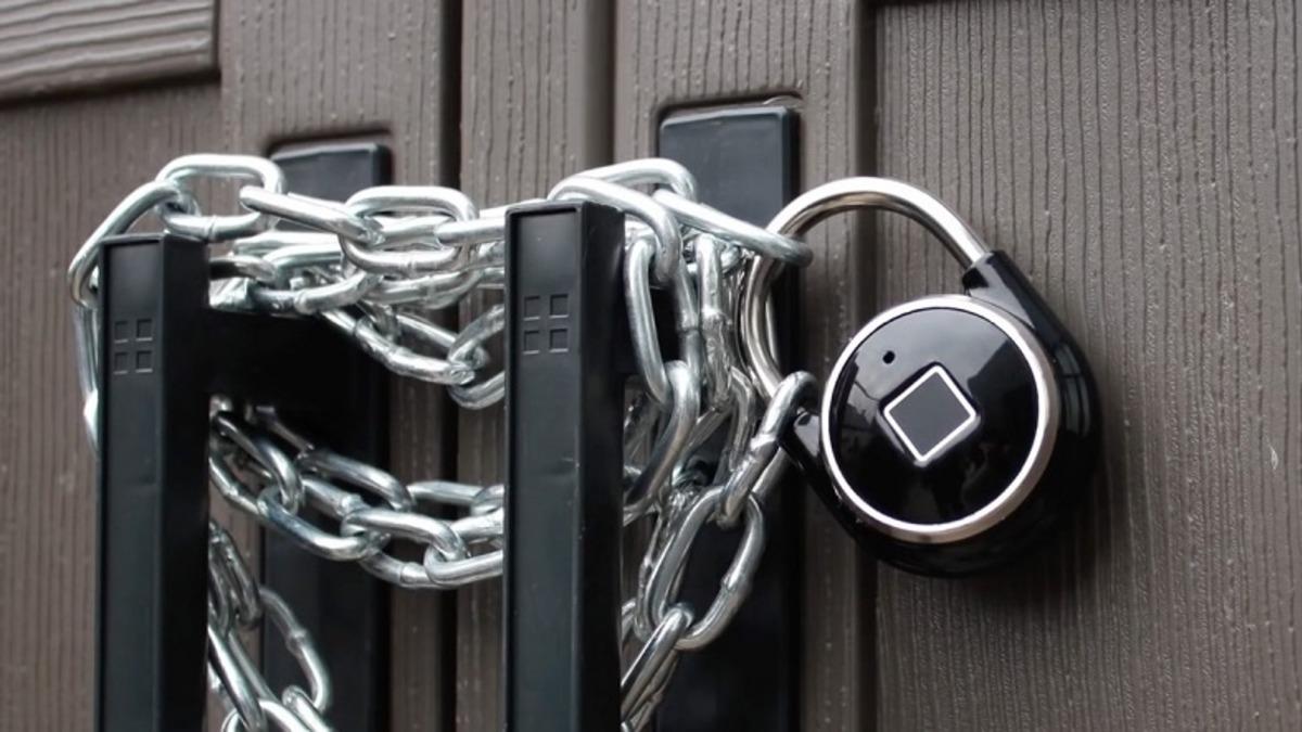 Parmak İzi Okuyuculu Bir Kilidi Açmanın En Basit Hali (Video)