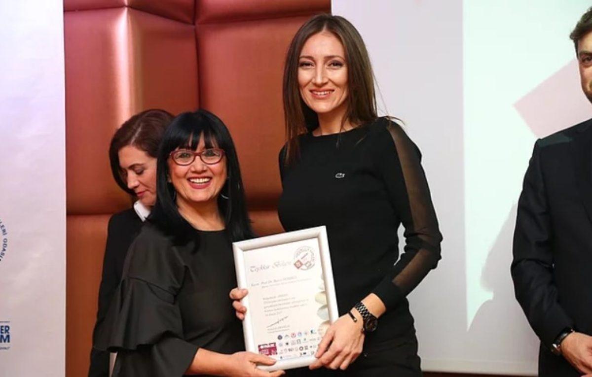 Sınavda Öğrencileri Yerine Kendine Soru Sorarak Son Bir Hayat Dersi Veren Öğretmen: Prof. Dr. Burcu Demirel