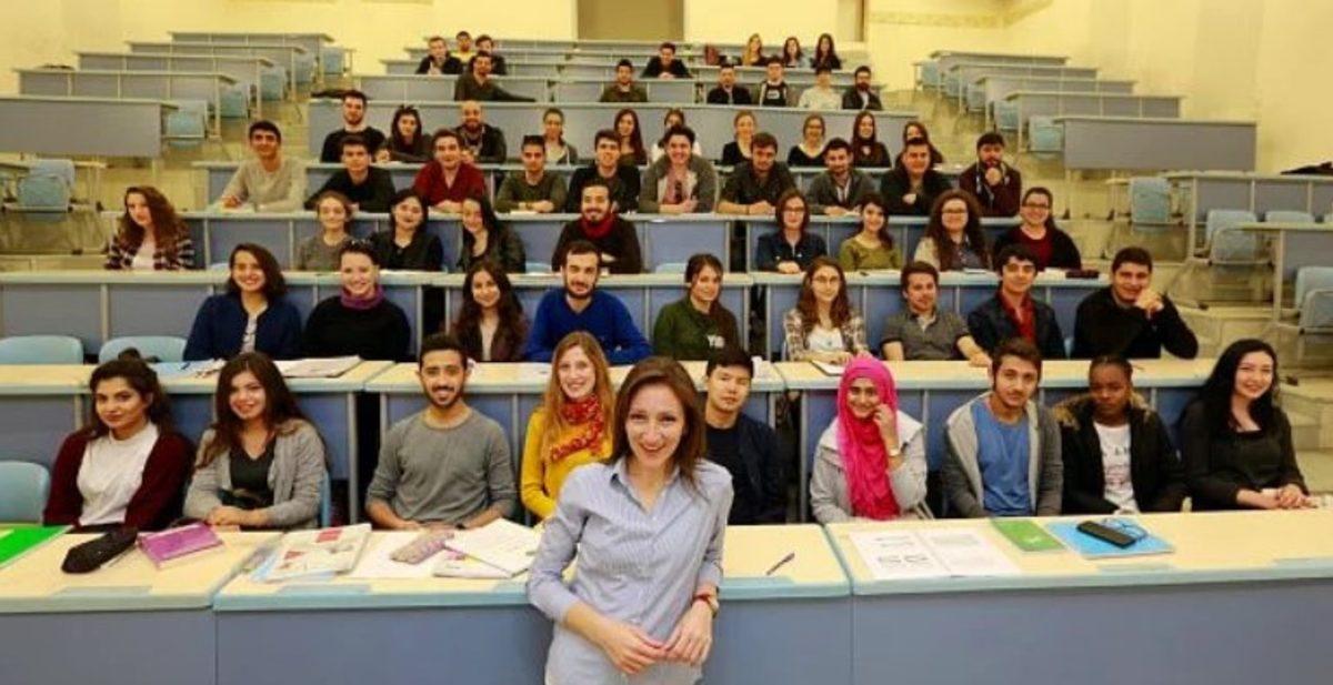 Sınavda Öğrencileri Yerine Kendine Soru Sorarak Son Bir Hayat Dersi Veren Öğretmen: Prof. Dr. Burcu Demirel