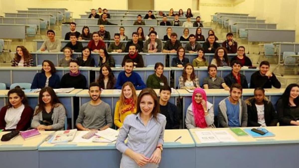 Sınavda Öğrencileri Yerine Kendine Soru Sorarak Son Bir Hayat Dersi Veren Öğretmen: Prof. Dr. Burcu Demirel