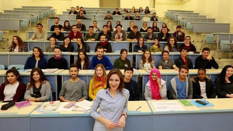 Sınavda Öğrencileri Yerine Kendine Soru Sorarak Son Bir Hayat Dersi Veren Öğretmen: Prof. Dr. Burcu Demirel