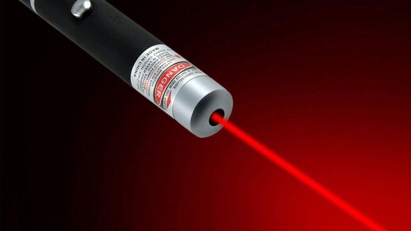 Lazer Oyuncaklar Kesinlikle Göze Doğru Tutulmamalılar; İşte Sebebi