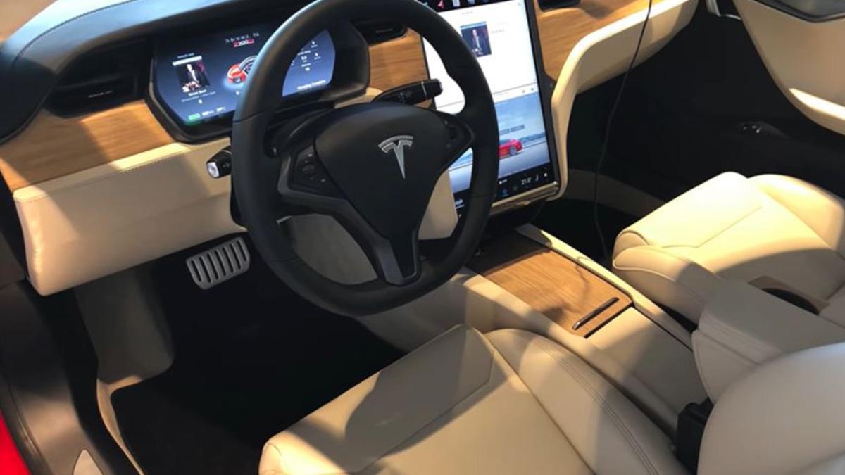 Tesla’nın Baştan Aşağı Yenilediği Muhteşem Araç İçi Dizaynı (Video)