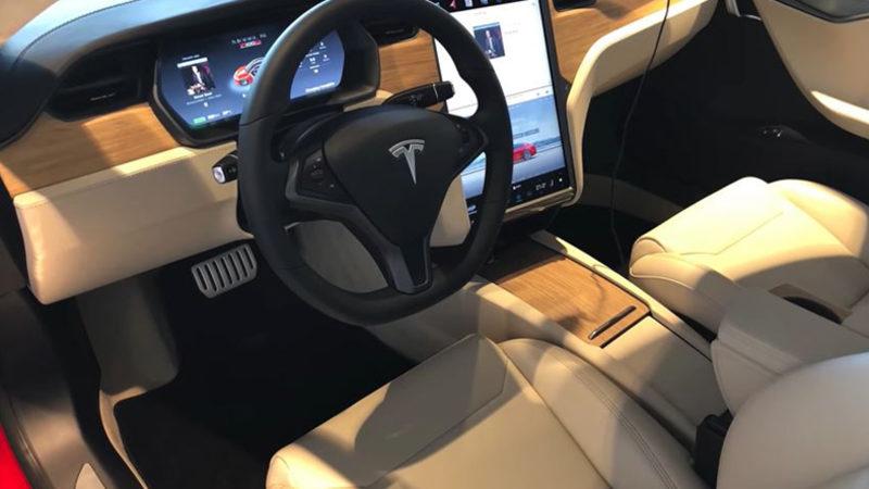 Tesla’nın Baştan Aşağı Yenilediği Muhteşem Araç İçi Dizaynı (Video)