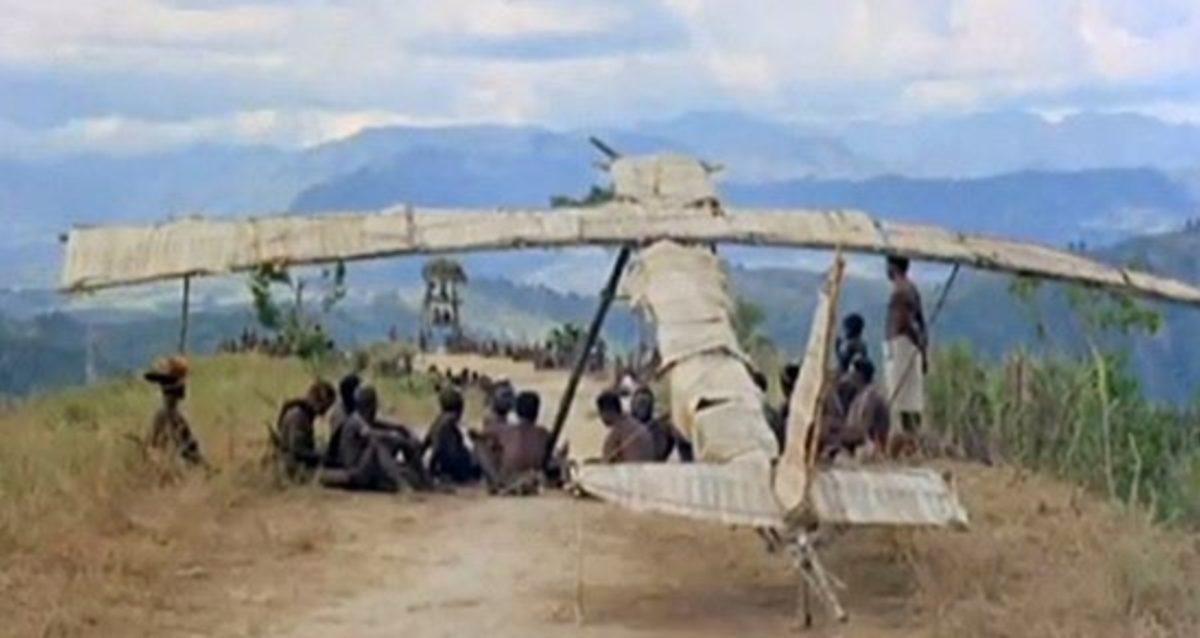 Teknolojiyle İlk Kez Karşılaşan İlkel Kabilelerin Yaşadığı Büyük Şok: Kargo Kültü