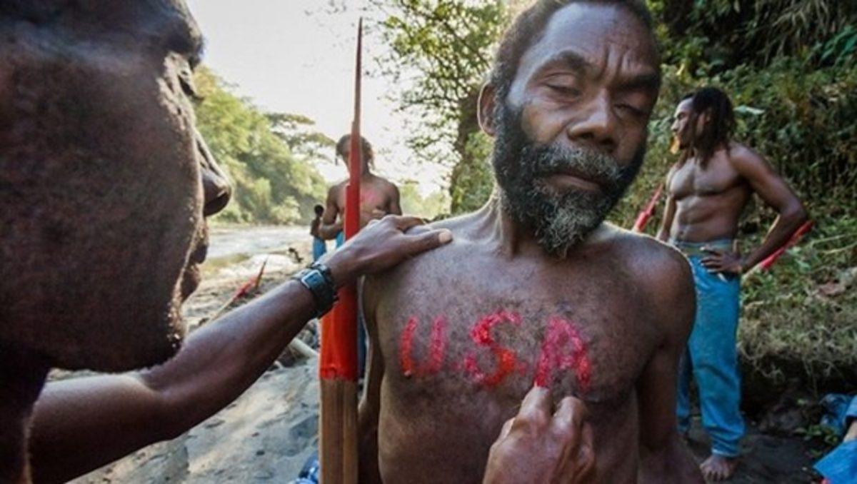 Teknolojiyle İlk Kez Karşılaşan İlkel Kabilelerin Yaşadığı Büyük Şok: Kargo Kültü