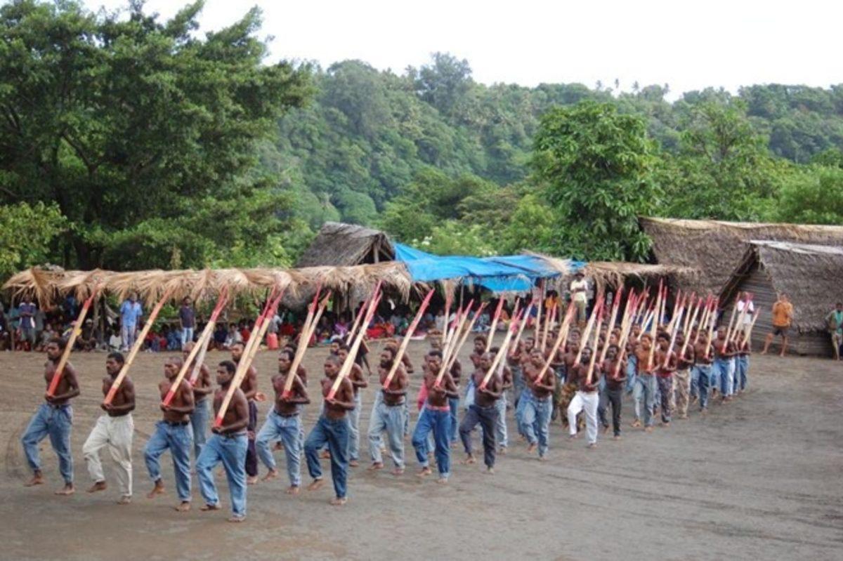 Teknolojiyle İlk Kez Karşılaşan İlkel Kabilelerin Yaşadığı Büyük Şok: Kargo Kültü
