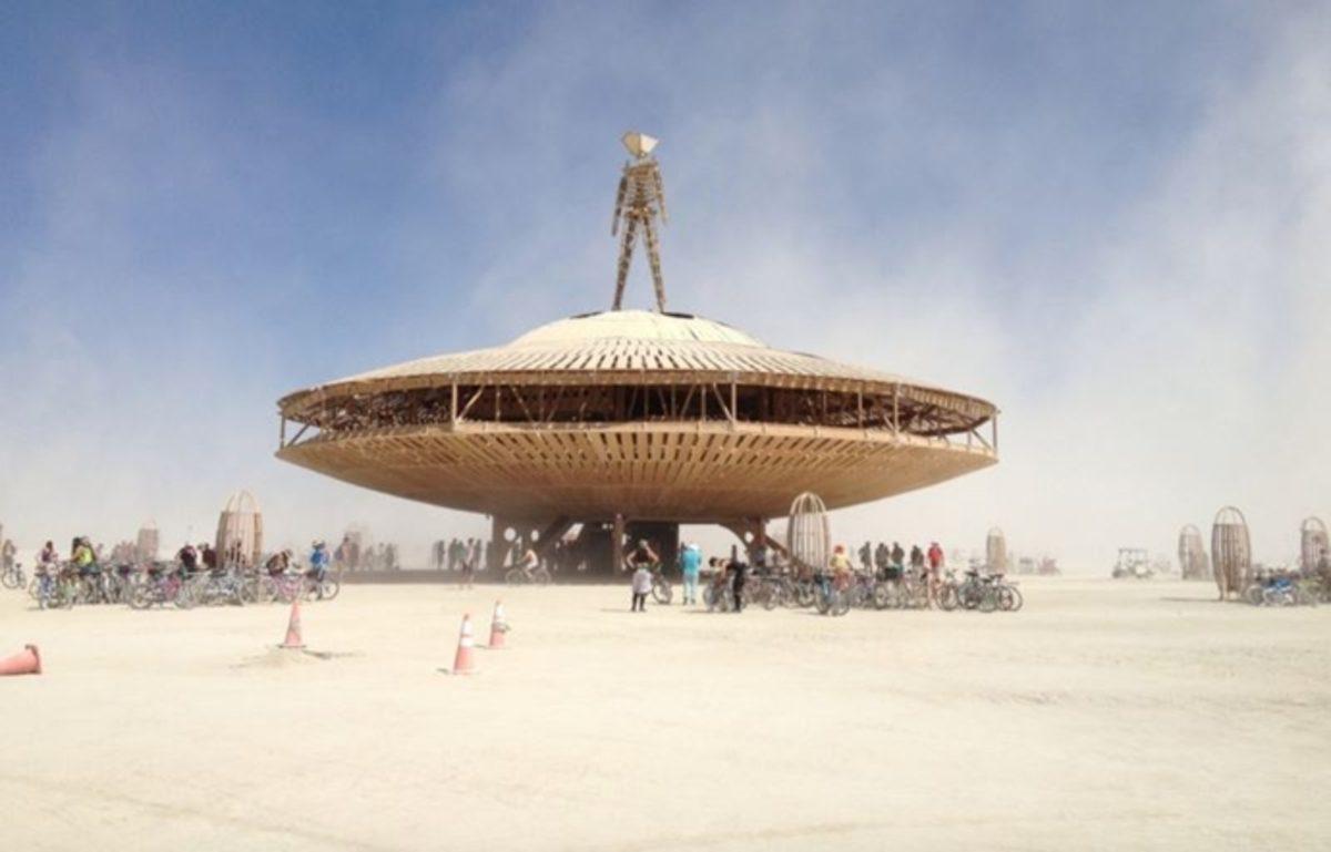 Teknolojiyle İlk Kez Karşılaşan İlkel Kabilelerin Yaşadığı Büyük Şok: Kargo Kültü