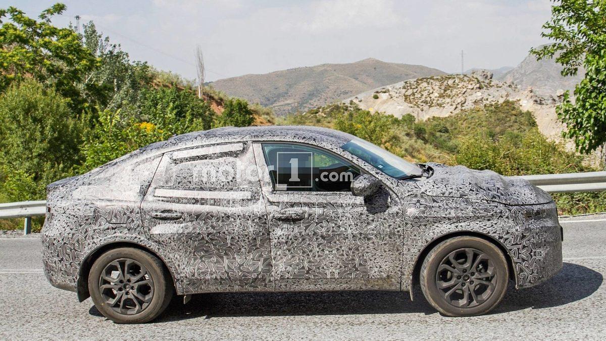 Yeni Renault Captur Coupe İlk Kez Görüntülendi