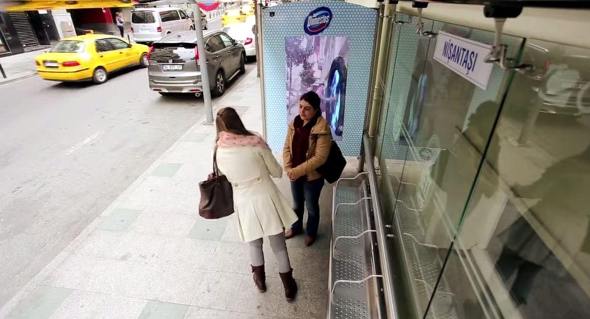 Otobüs Bekleyenlere Domestos Artırılmış Gerçeklik Reklamı