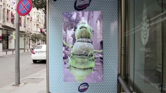 Otobüs Bekleyenlere Domestos Artırılmış Gerçeklik Reklamı