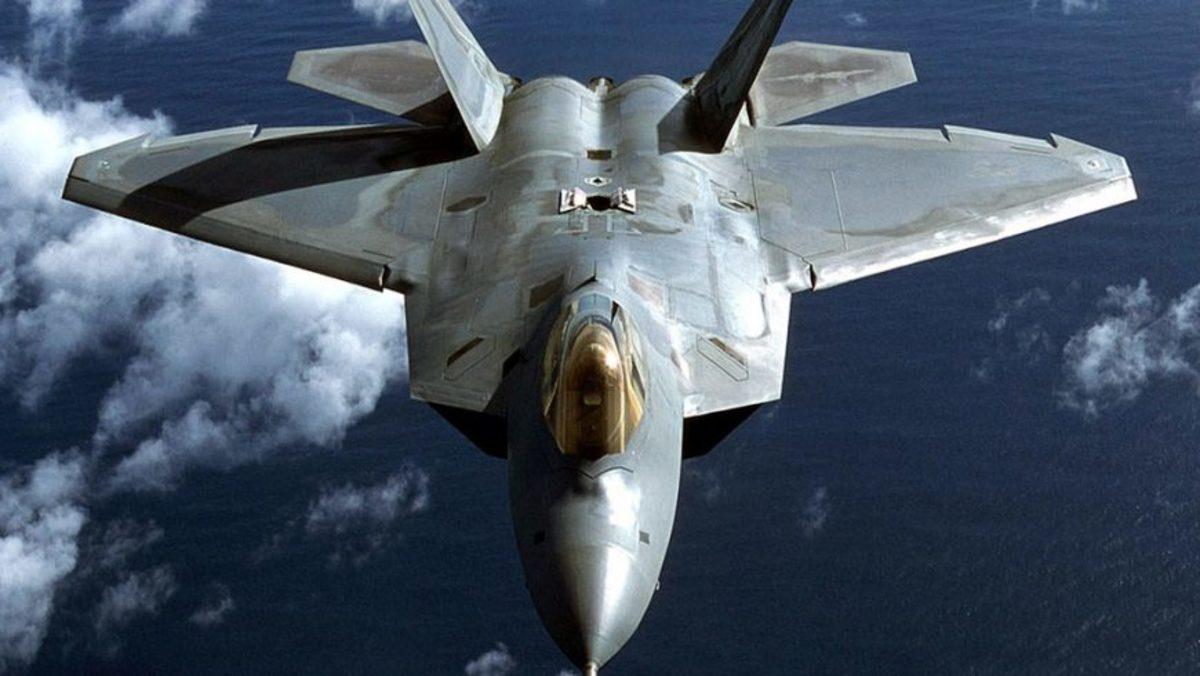 Avcı Uçakları Kapışıyor: Rus Su-35 ile Amerikan F-22 Raptor Karşılaşırsa Kim Kazanır? (Anket)