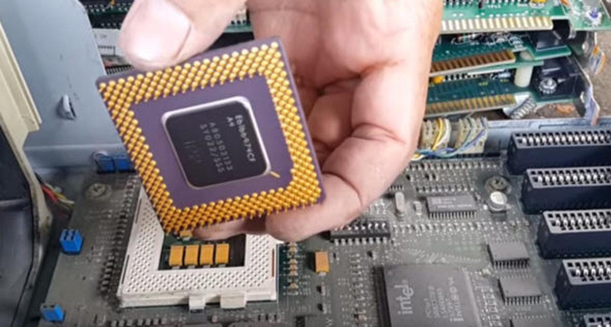 Bir Adam, Eski Bilgisayarların Parçalarından Parça Parça Altın Topladı