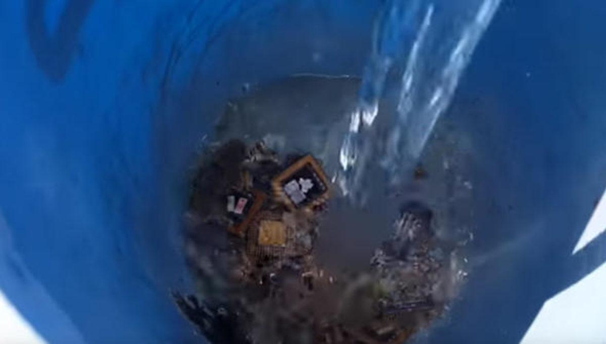 Bir Adam, Eski Bilgisayarların Parçalarından Parça Parça Altın Topladı