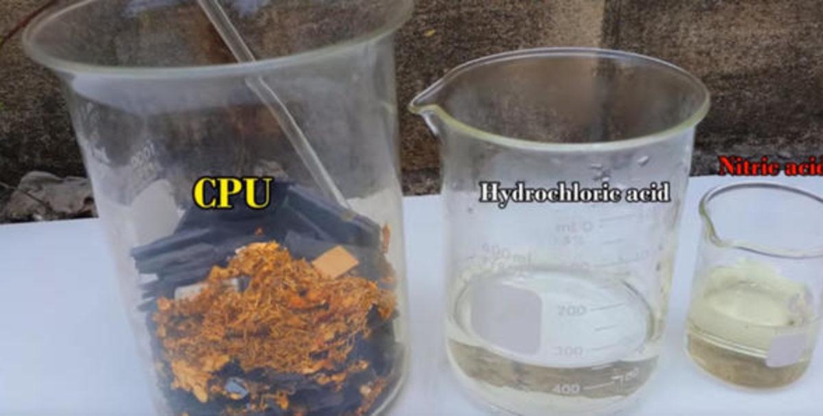 Bir Adam, Eski Bilgisayarların Parçalarından Parça Parça Altın Topladı