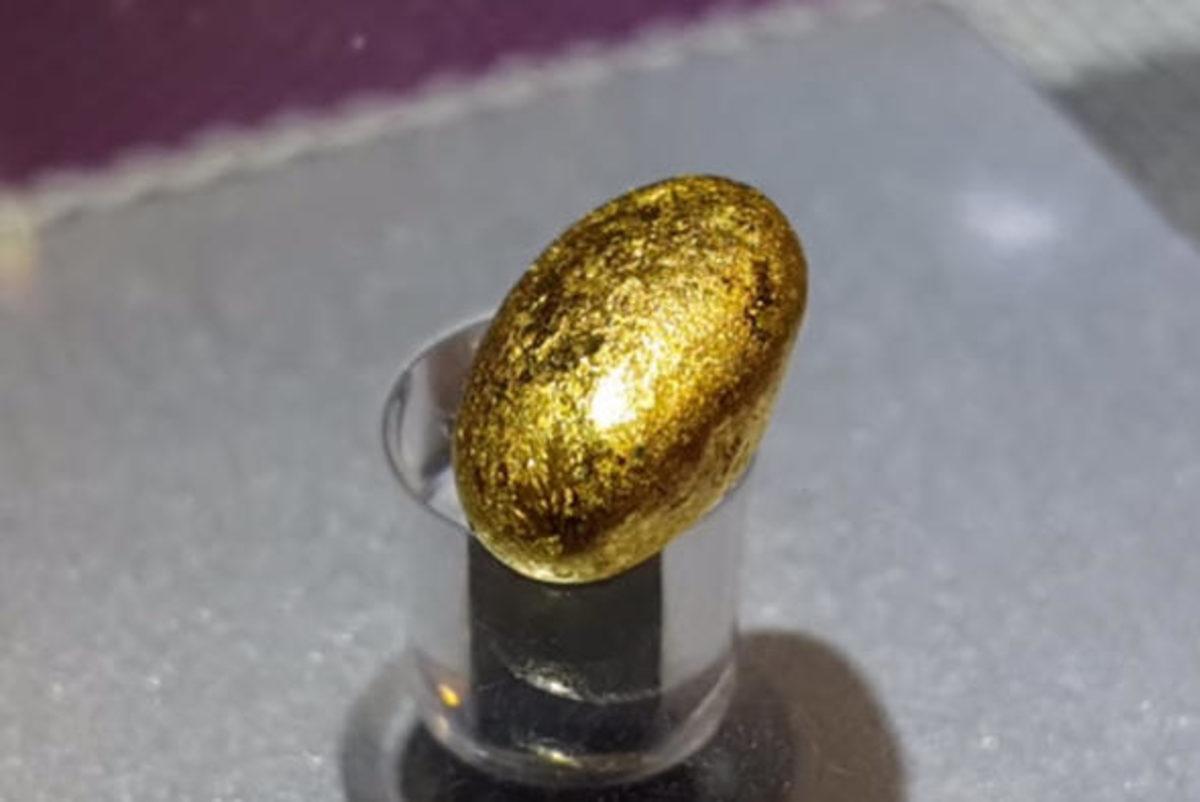 Bir Adam, Eski Bilgisayarların Parçalarından Parça Parça Altın Topladı