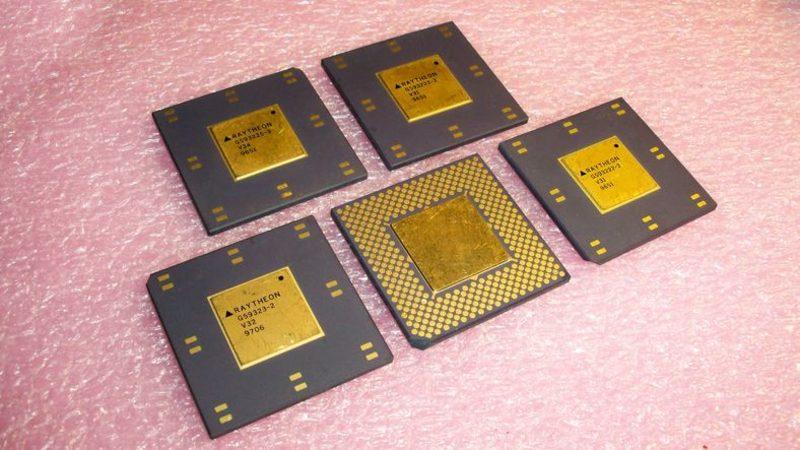 Bir Adam, Eski Bilgisayarların Parçalarından Parça Parça Altın Topladı